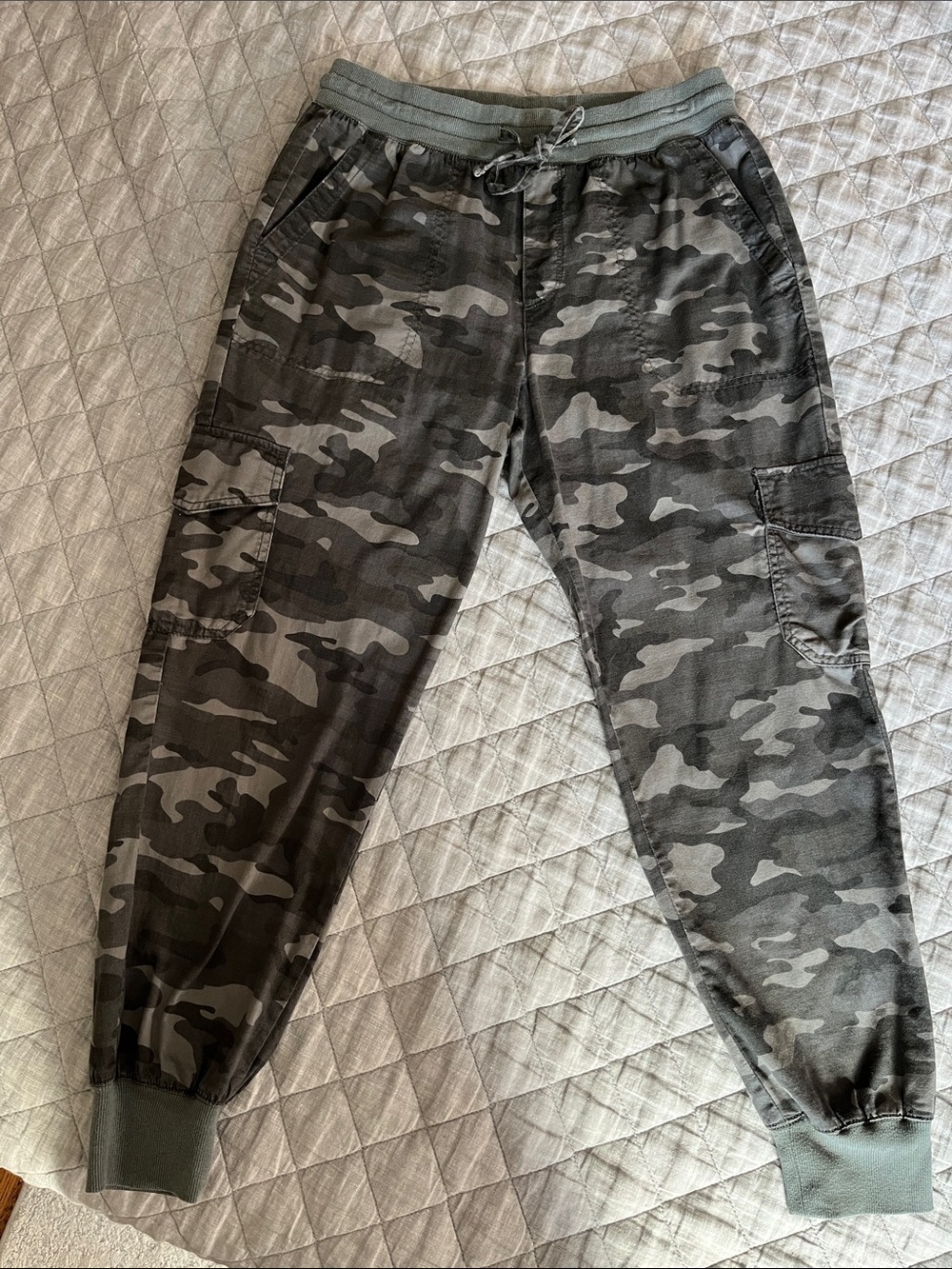 GAP Women's Gray Green Camo Jogger Pants